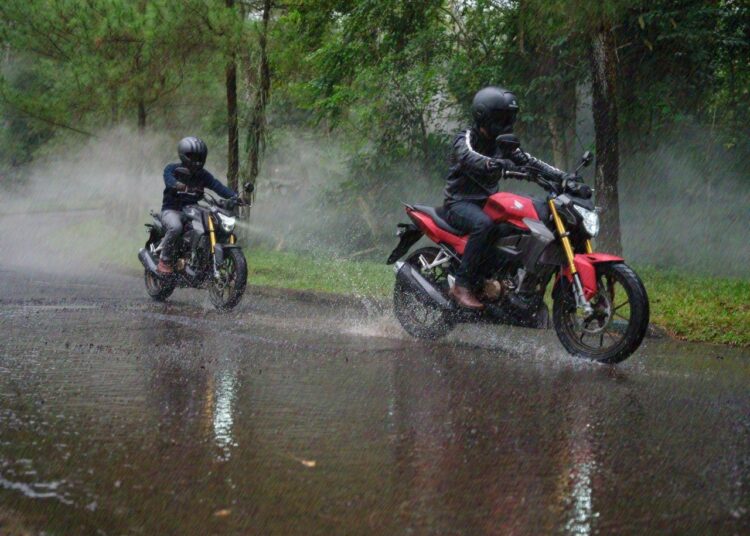 Cari Aman Saat Naik Motor di Musim Hujan, Waspadai Bahaya Aquaplaning