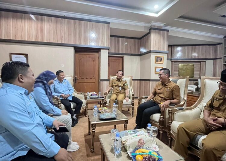 Terima Tim Monev KI Jambi, Bupati Muarojambi BBS Tegaskan Komitmen Keterbukaan Informasi