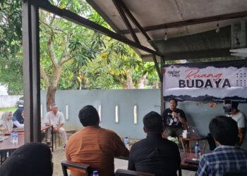 Nalarloka Indonesia Gelar Diskusi Demokrasi Hadirkan Pakar Hukum Tata Negara Feri Amsari