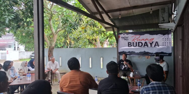 Nalarloka Indonesia Gelar Diskusi Demokrasi Hadirkan Pakar Hukum Tata Negara Feri Amsari