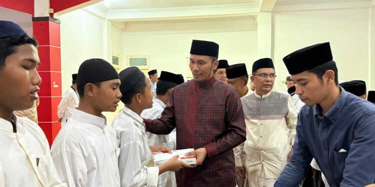 DPD PDI Perjuangan Jambi Gelar Nuzulul Qur’an, Edi Purwanto Santuni Santri