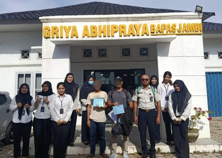 Program Pembinaan Berbuah Hasil, Dua Warga Binaan Lapas Jambi Terima Hak Integrasi